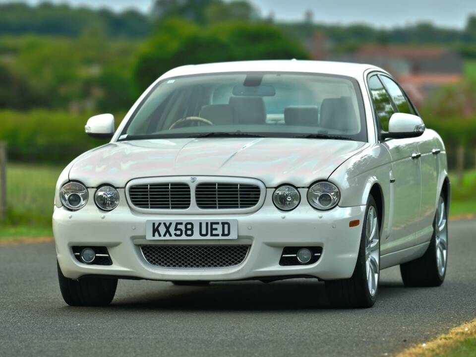 Image 2/50 of Jaguar XJ 8 4.2 (2008)
