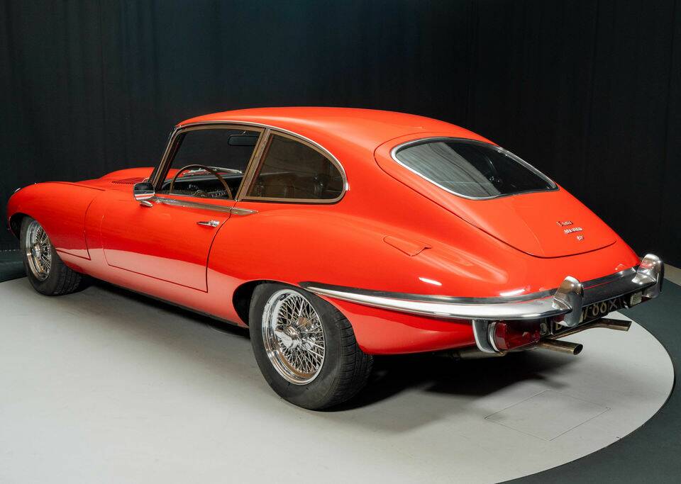 Image 6/8 de Jaguar E-Type (1970)