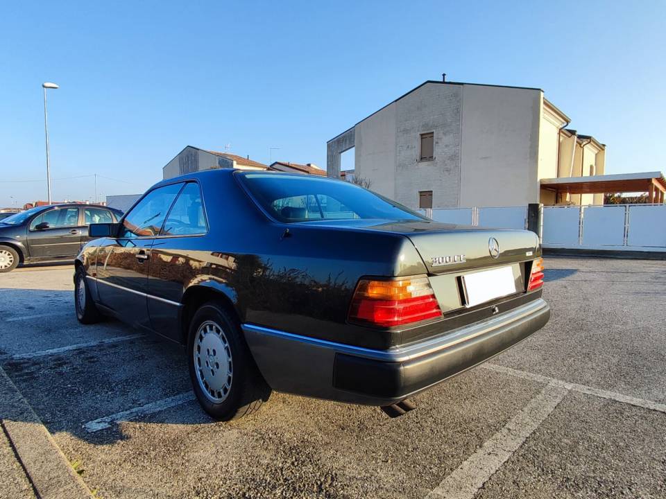 Image 6/11 of Mercedes-Benz 300 CE (1990)