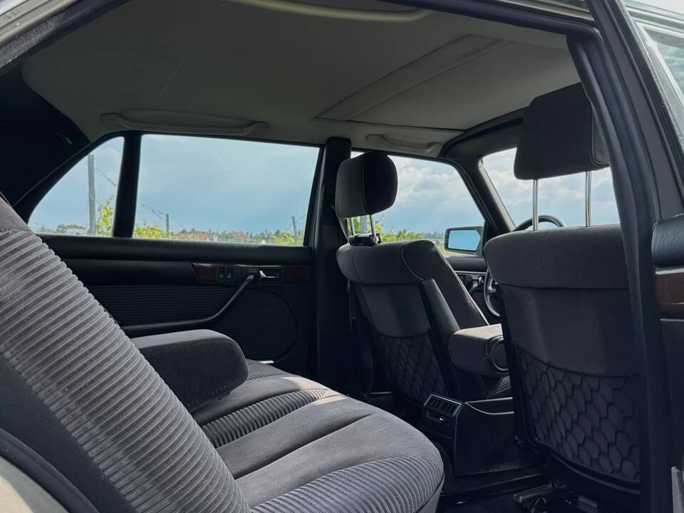 Image 12/18 de Mercedes-Benz 560 SEL (1986)