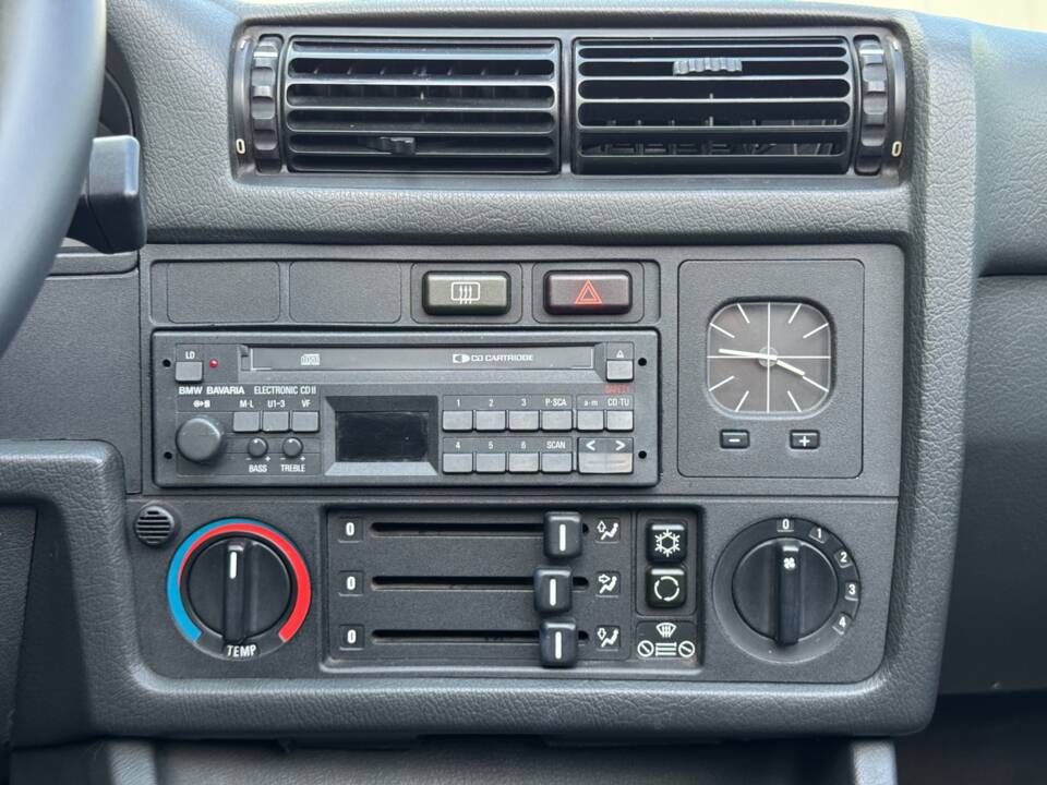 Image 13/27 of BMW 320i (1990)