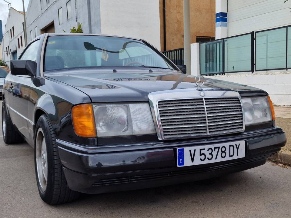 Image 2/11 of Mercedes-Benz 300 CE (1991)