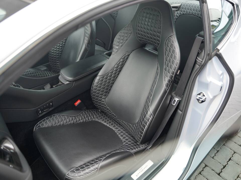 Image 16/50 of Aston Martin Vanquish (2014)