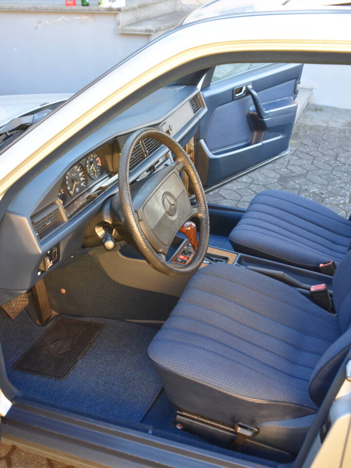 Image 12/18 of Mercedes-Benz 190 E 2.6 (1987)