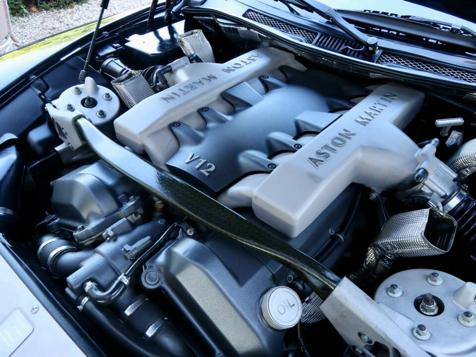 Immagine 13/50 di Aston Martin V12 Vanquish (2002)