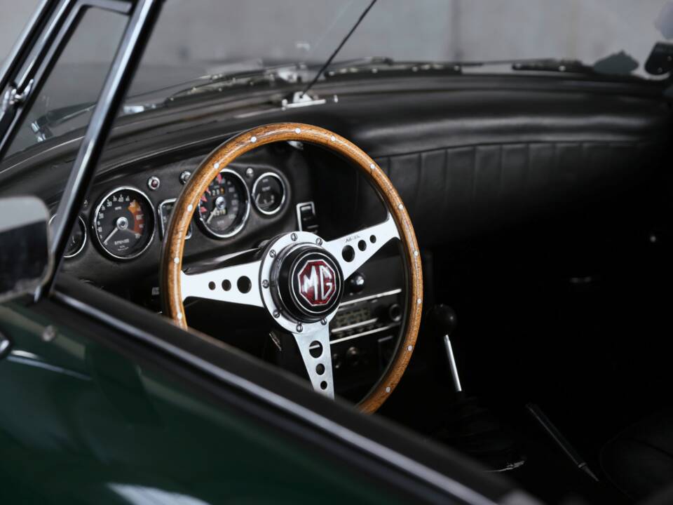 Image 16/41 of MG MGC (1969)