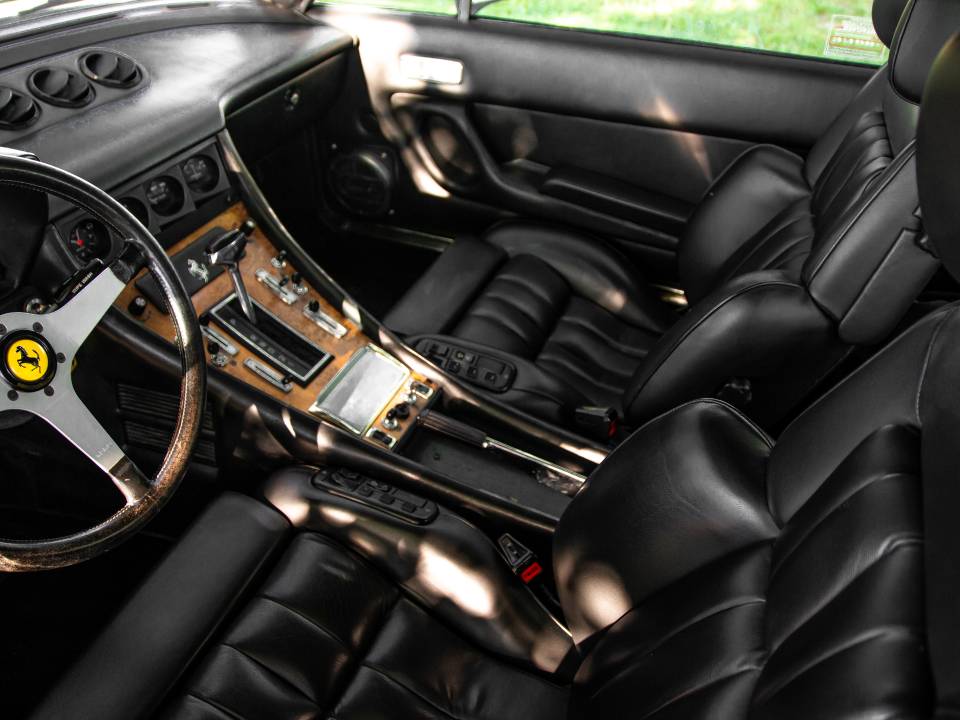 Image 22/32 of Ferrari 400 GT (1977)