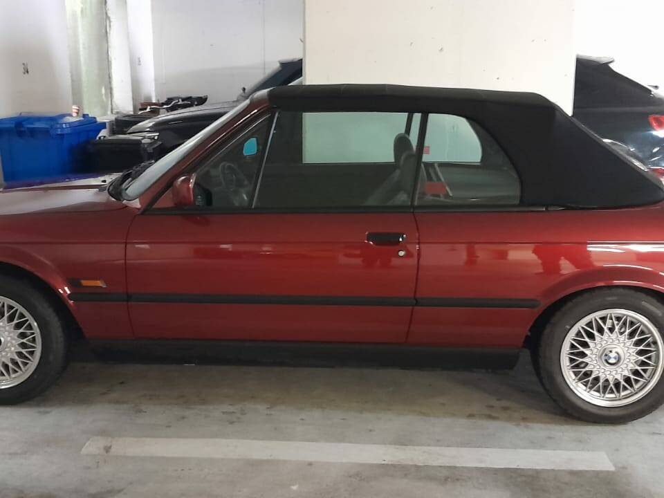 Immagine 3/4 di BMW 320i (1993)