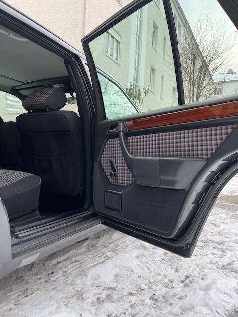 Afbeelding 4/74 van Mercedes-Benz 220 TE (1993)