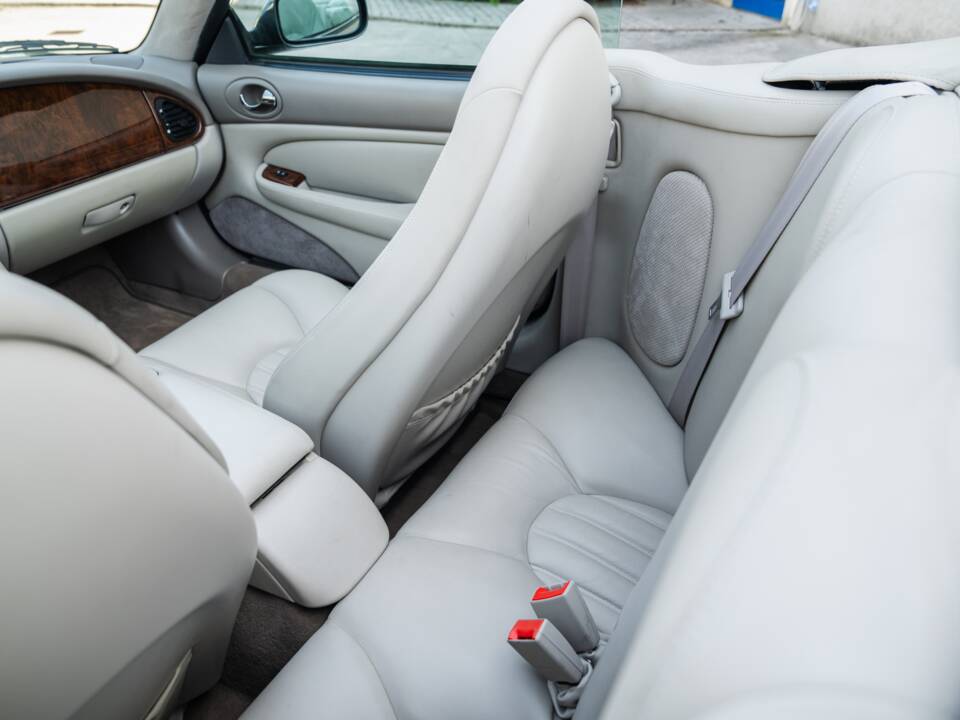 Image 78/91 de Jaguar XK8 4.0 (2000)