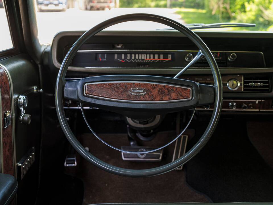 Image 17/28 of Ford LTD Country Squire (1968)