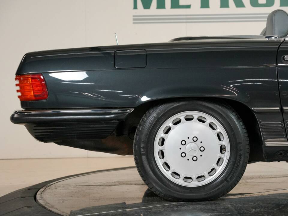 Afbeelding 20/24 van Mercedes-Benz 560 SL (1988)