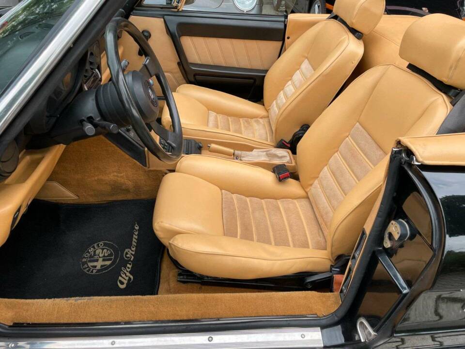 Immagine 9/18 di Alfa Romeo 2.0 Spider (1993)