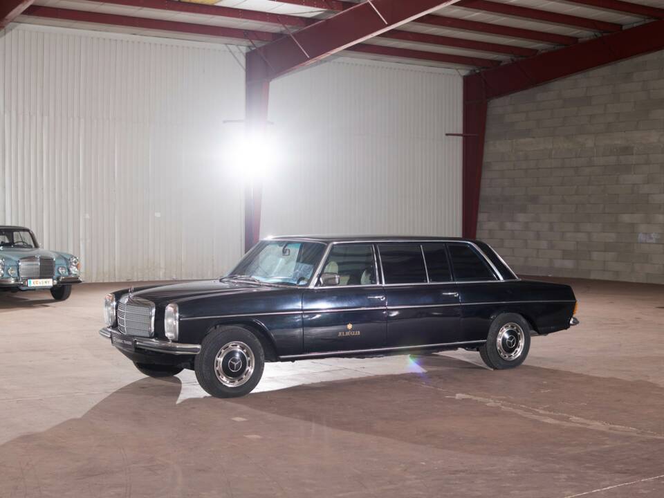 Image 13/64 of Mercedes-Benz 230/6 LWB (1976)