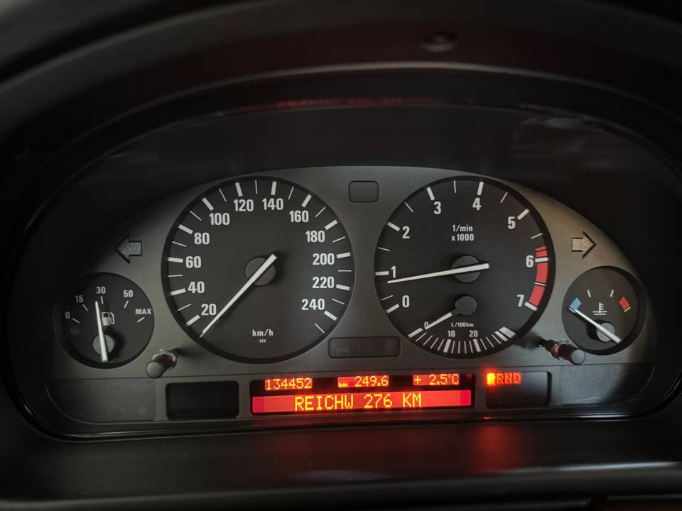 Bild 72/75 von BMW 540i (2001)