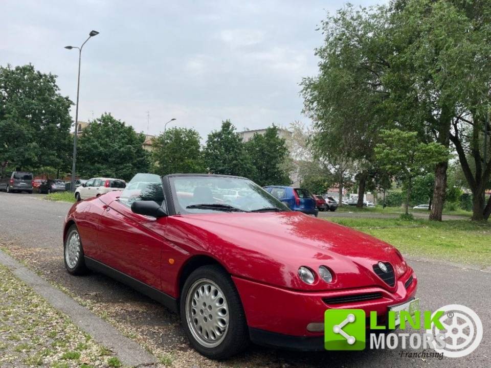 Image 1/9 de Alfa Romeo Spider 2.0 Twin Spark 16V (1996)