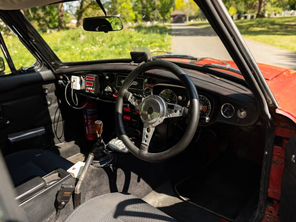 Image 47/50 of MG MGB GT (1970)