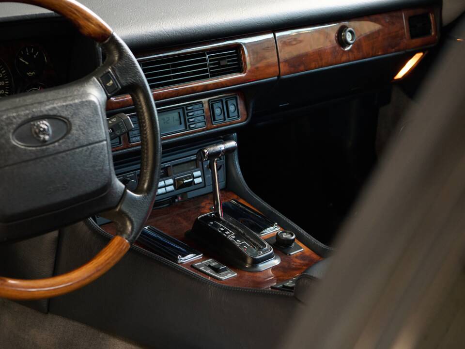 Image 37/50 of Jaguar XJS 5.3 V12 (1993)