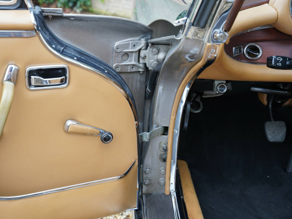 Image 22/50 of Mercedes-Benz 280 SE (1968)