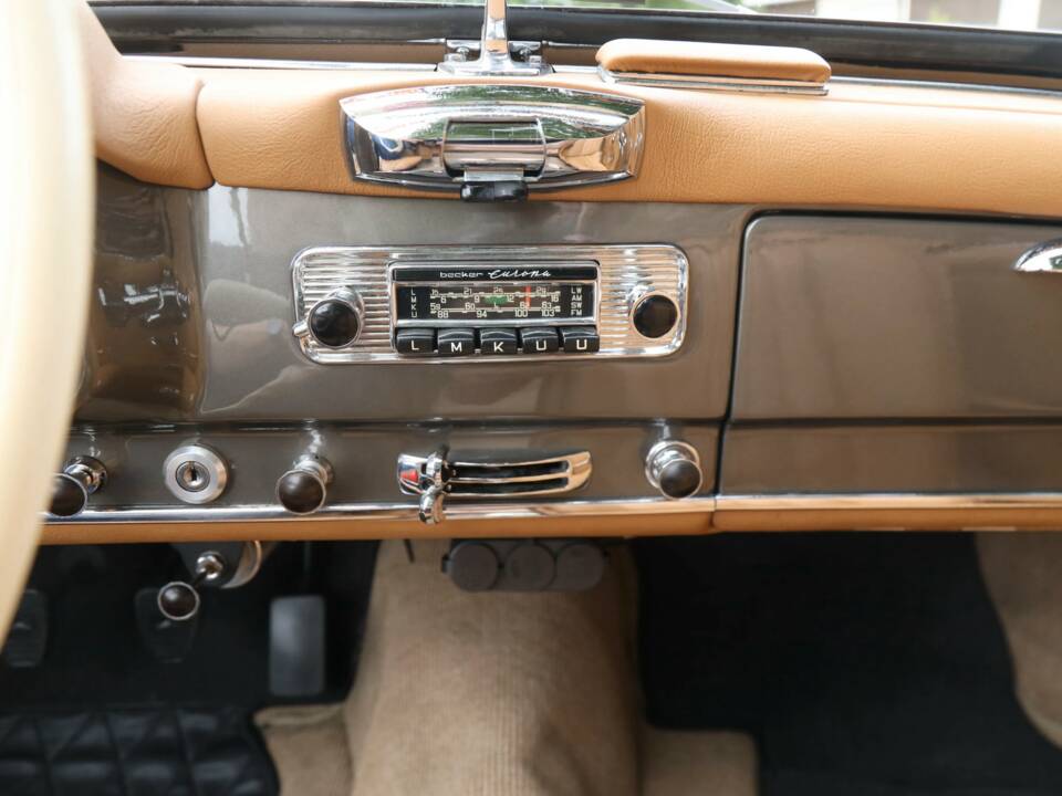 Image 25/50 of Mercedes-Benz 190 SL (1956)