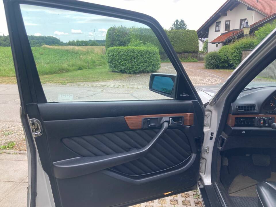 Immagine 17/29 di Mercedes-Benz 300 SE (1990)