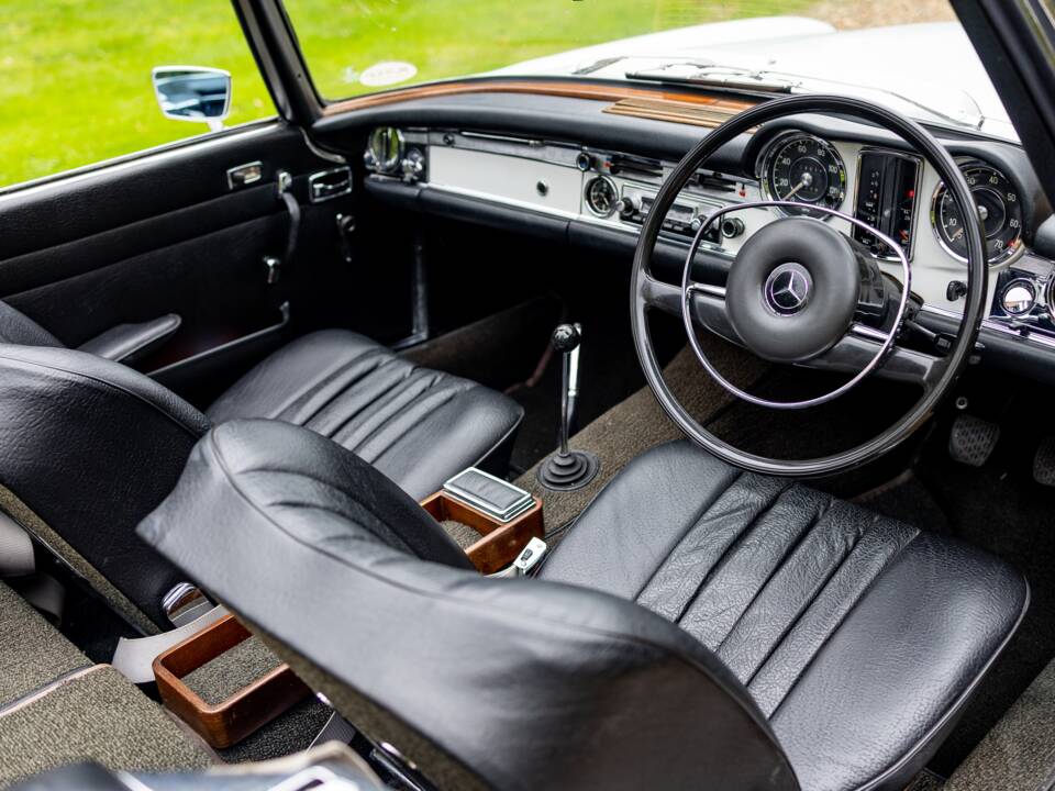 Image 36/50 of Mercedes-Benz 280 SL (1968)