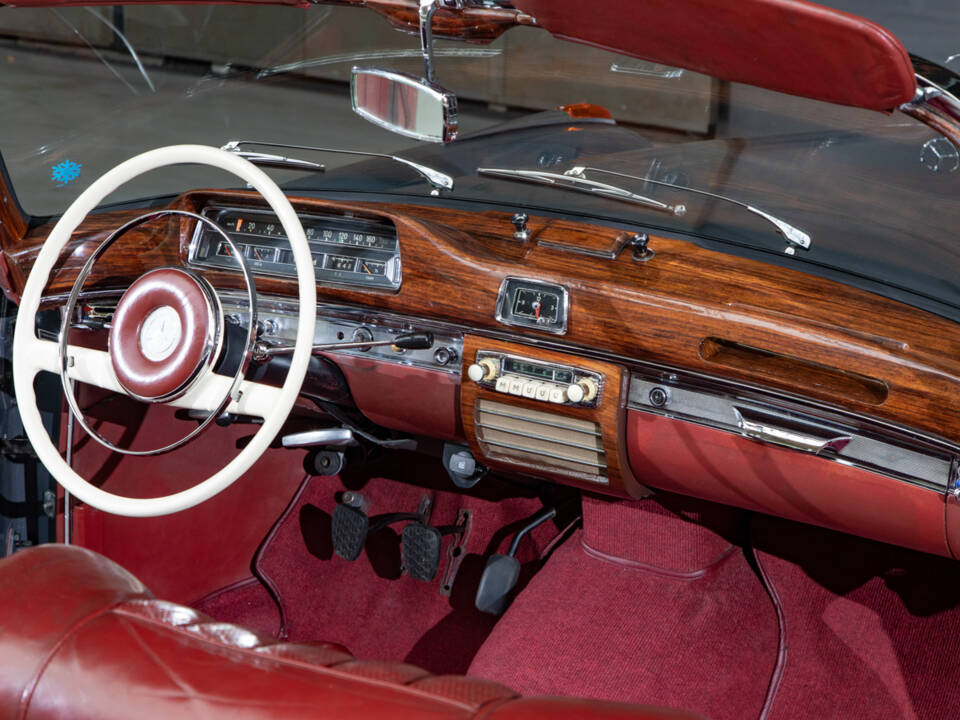 Image 11/23 of Mercedes-Benz 220 SE Cabriolet (1960)