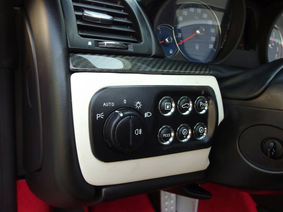 Image 67/99 of Maserati GranCabrio Sport (2015)