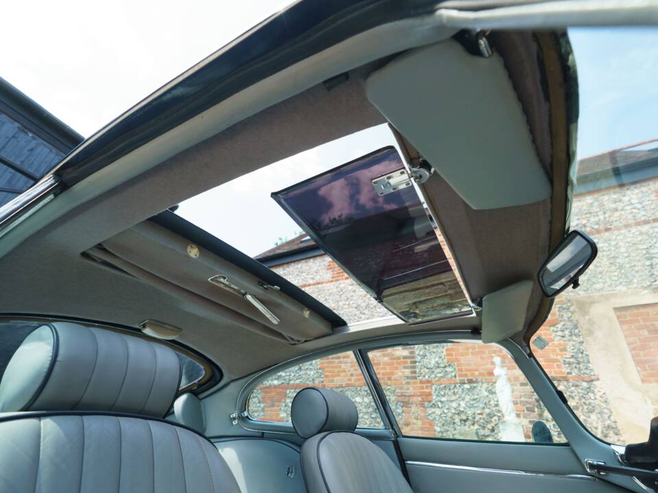 Image 23/35 de Jaguar E-Type (1968)