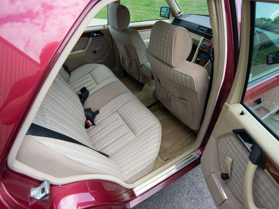 Bild 16/23 von Mercedes-Benz 200 E-16 (1993)