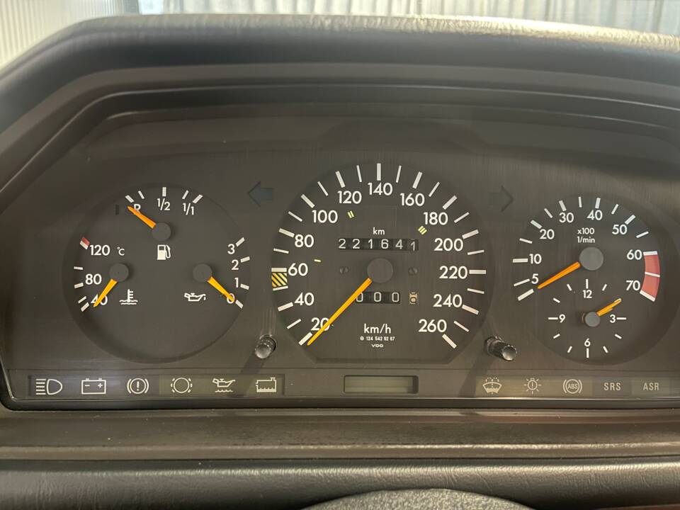 Image 11/19 de Mercedes-Benz 500 E (1992)