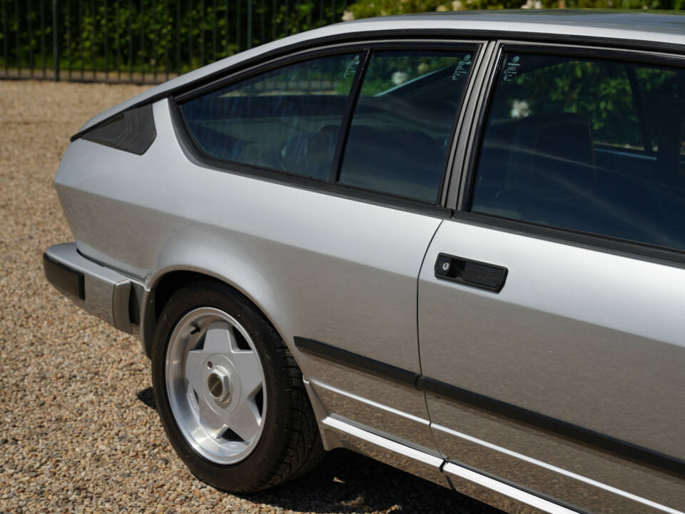 Image 31/50 of Alfa Romeo GTV 6 2.5 (1983)