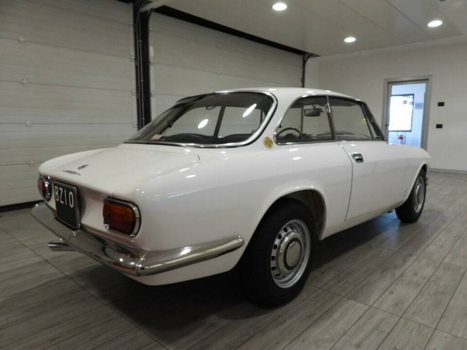 Image 4/15 of Alfa Romeo 1750 GT Veloce (1968)