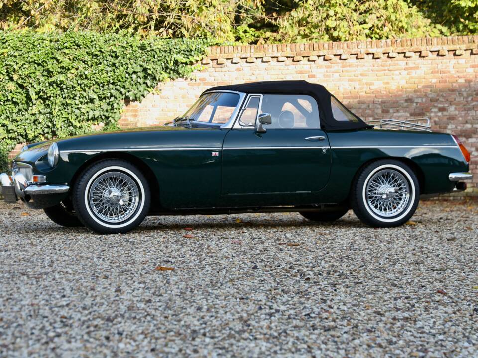 Image 19/50 of MG MGB (1974)