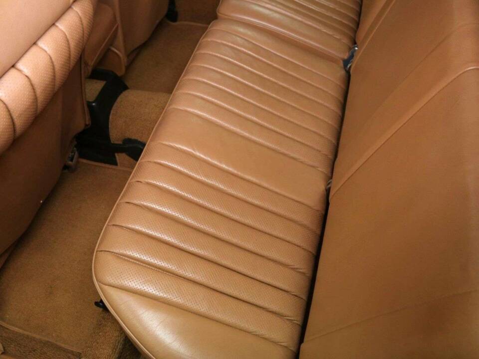 Bild 34/49 von Mercedes-Benz 250 lang (1985)