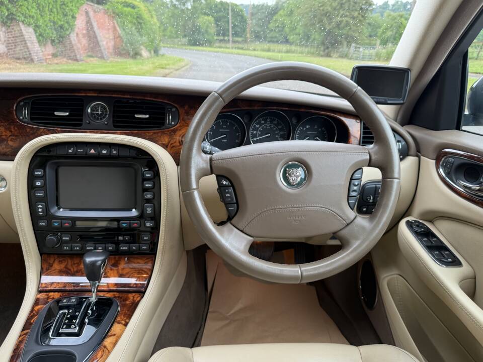 Image 11/13 of Jaguar XJR (2004)