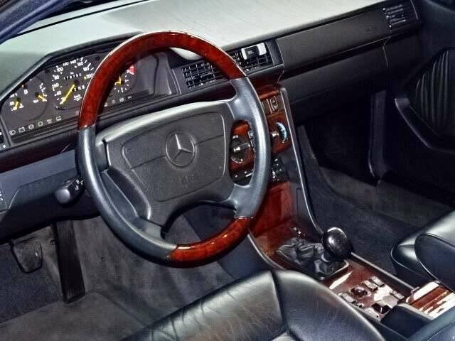 Bild 12/26 von Mercedes-Benz E 220 (1996)