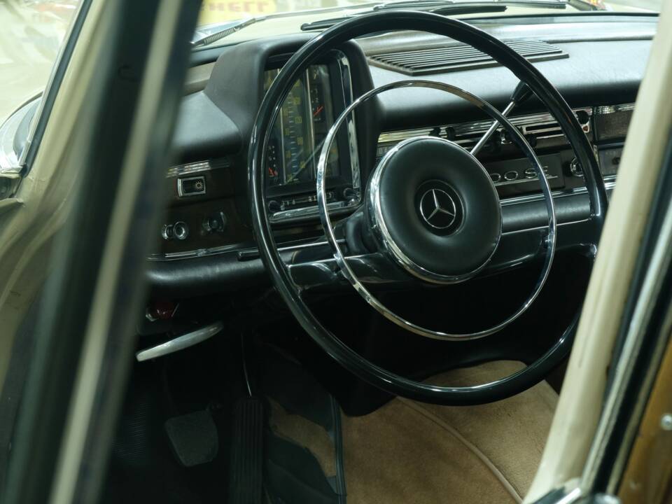 Image 23/50 of Mercedes-Benz 300 SE (1964)