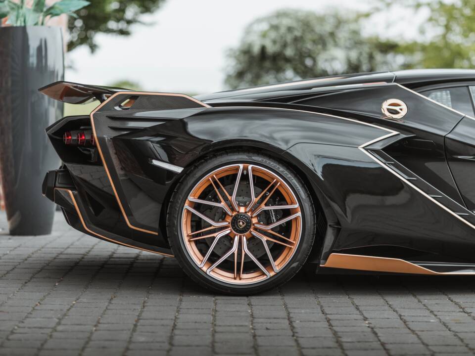 Image 13/68 of Lamborghini Sián FKP 37 (2021)