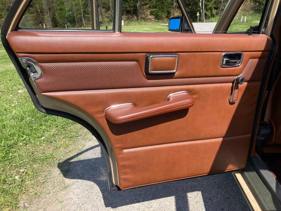 Image 32/49 de Mercedes-Benz 230&#x2F;4 (1974)