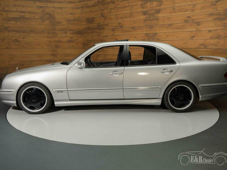 Immagine 6/19 di Mercedes-Benz E 55 AMG (2001)