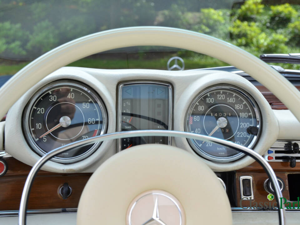 Image 27/50 of Mercedes-Benz 280 SE 3,5 (1971)