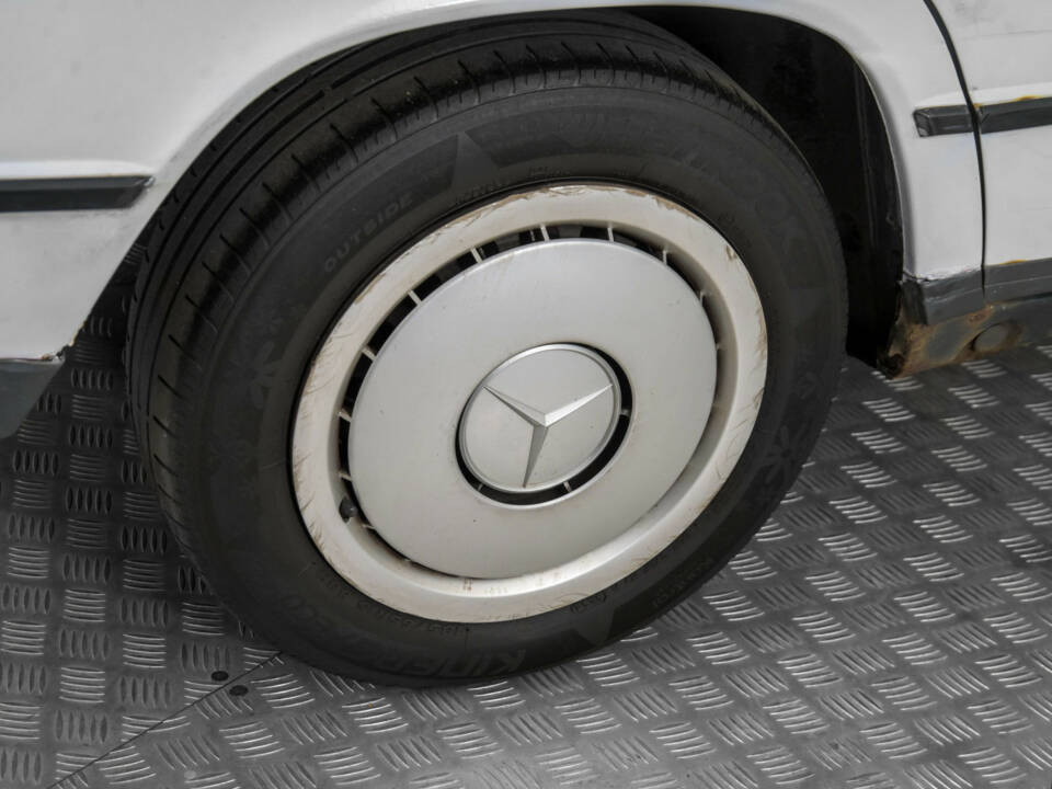 Image 30/50 of Mercedes-Benz 190 D (1985)