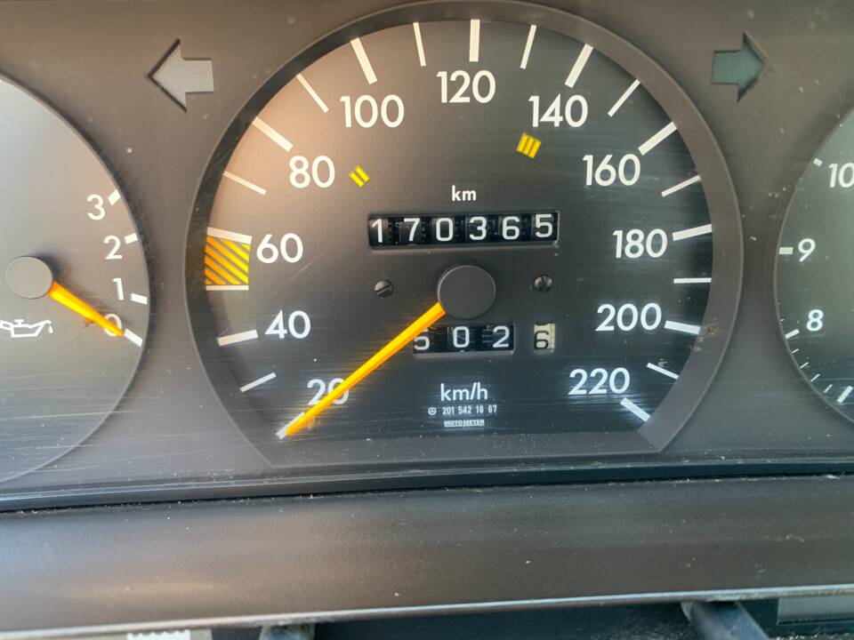 Bild 13/18 von Mercedes-Benz 190 E 1.8 (1991)
