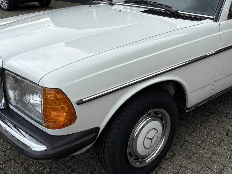 Image 51/66 of Mercedes-Benz 200 T (1984)