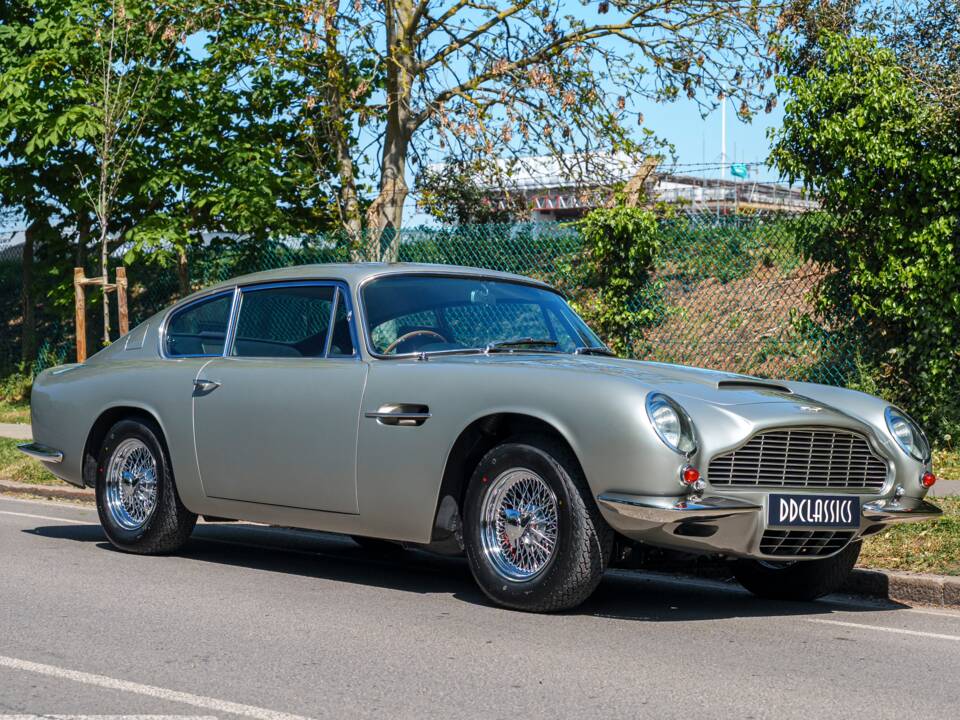 Immagine 2/27 di Aston Martin DB 6 Mk II (1971)