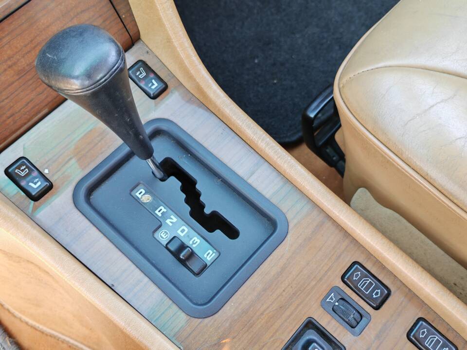 Image 29/42 of Mercedes-Benz 300 CE (1988)