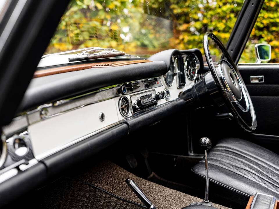 Image 34/50 of Mercedes-Benz 280 SL (1968)