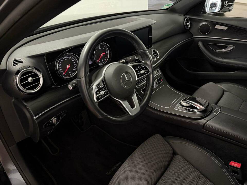 Image 15/32 of Mercedes-Benz E 200 d (2020)