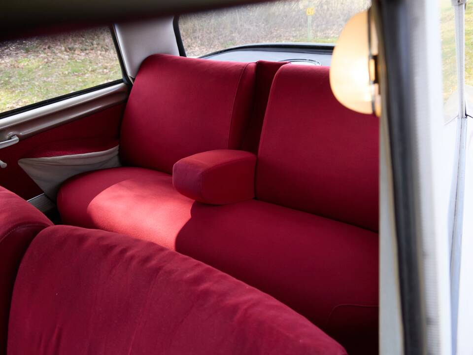 Image 19/28 of Citroën ID 19 (1966)